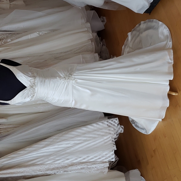 Silky satin Maggie Sottero gown - Picture 3 of 7